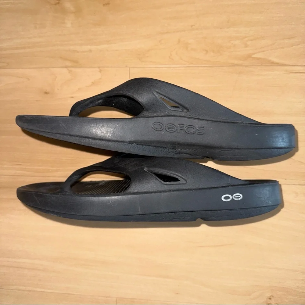 OOFOS OOLALA UNISEX BLACK FLIP FLOP SZ M 8 W 10 BEACHWEAR CUSHIONED FOOTBED